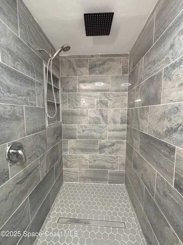 bathroom featuring tiled shower