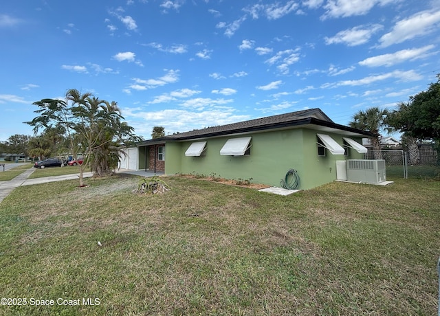 view of front of house featuring a garage and a front yard