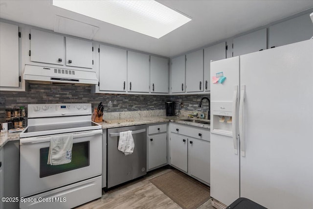 kitchen featuring white appliances, light hardwood / wood-style floors, sink, backsplash, and gray cabinetry