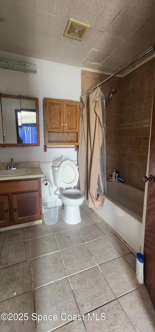 full bathroom featuring shower / bath combo with shower curtain, toilet, and vanity