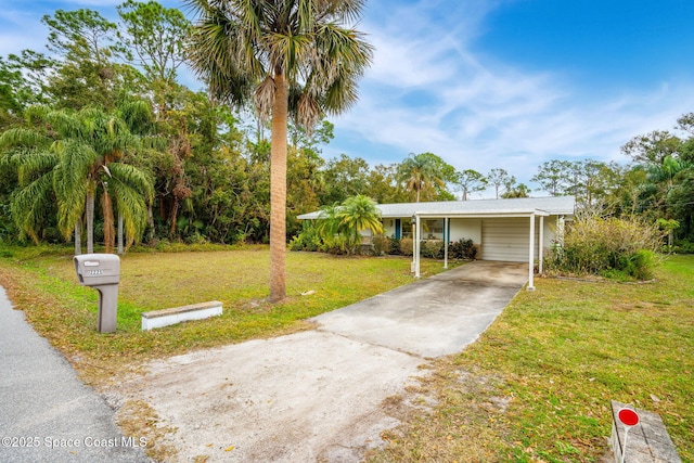 view of front of home featuring a front lawn and a carport