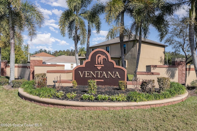 community sign with a lawn