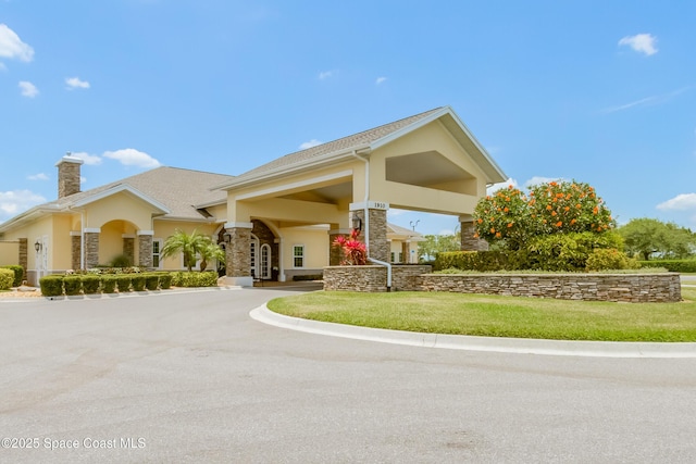 view of front of house featuring a front yard