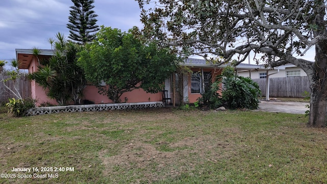 view of front of house featuring a front lawn