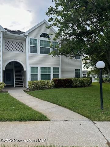 view of front of property featuring a front lawn