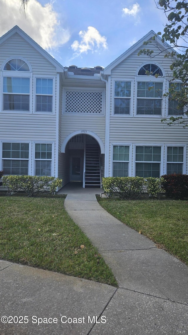 view of front of house featuring a front yard