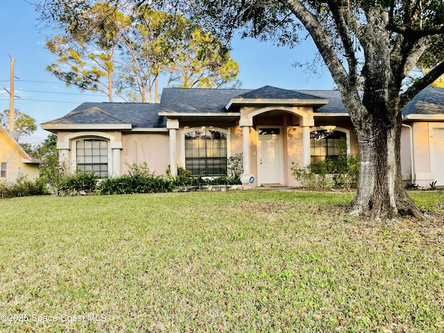 single story home with a front lawn