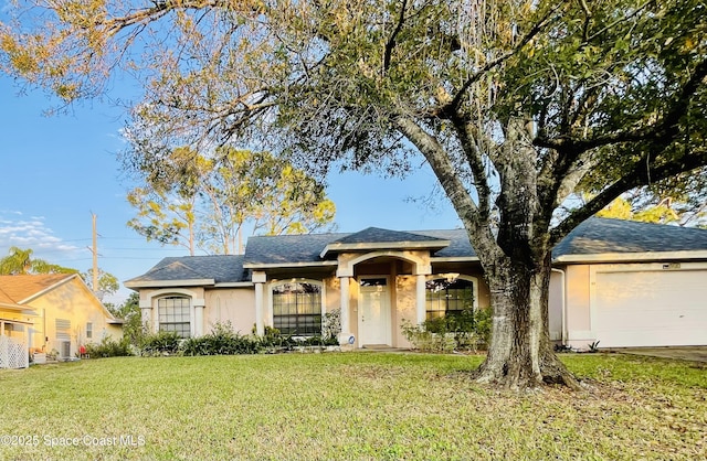 view of front facade featuring a garage and a front lawn