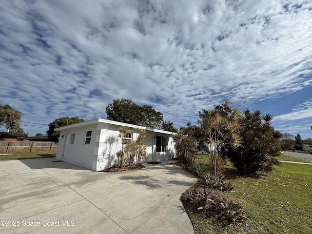 view of front of home featuring a front yard