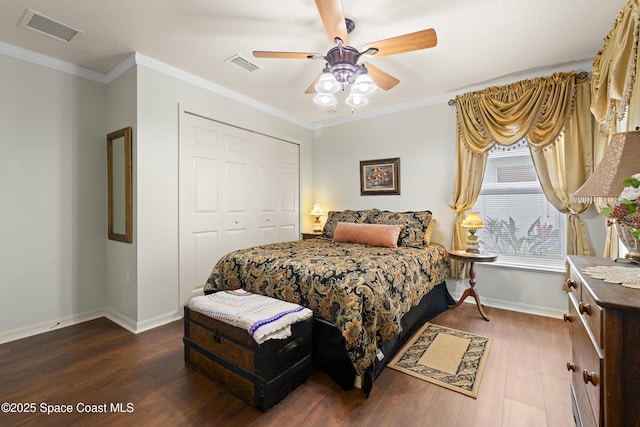 bedroom featuring ceiling fan, a closet, dark hardwood / wood-style floors, and ornamental molding