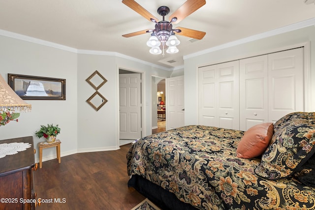 bedroom featuring ceiling fan, dark hardwood / wood-style floors, a closet, and crown molding