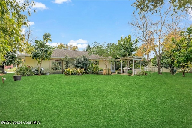 view of yard featuring a pergola