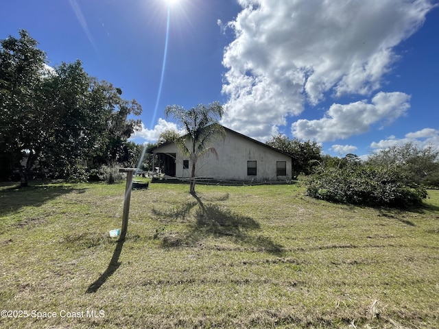 view of side of property featuring a lawn