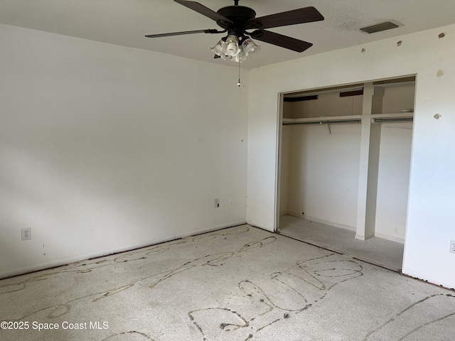 unfurnished bedroom with ceiling fan and a closet