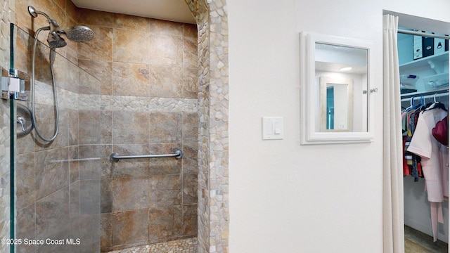 bathroom featuring tiled shower