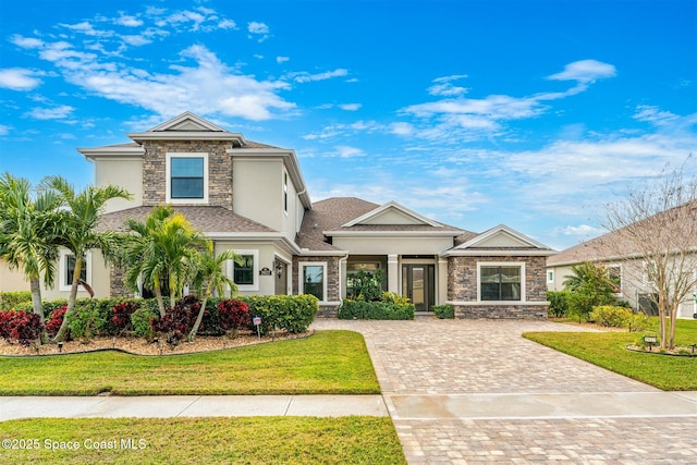 view of front of property featuring a front yard