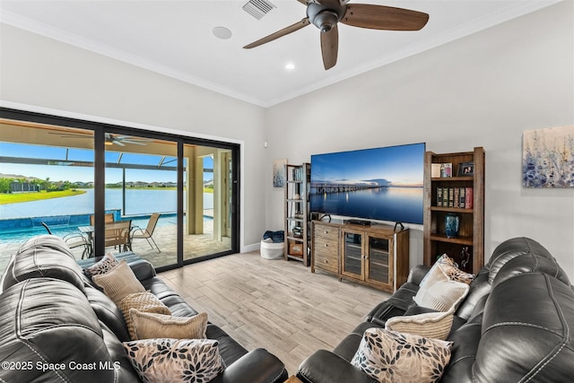 living room featuring light hardwood / wood-style floors, crown molding, and ceiling fan