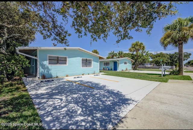 view of front of house featuring a front yard