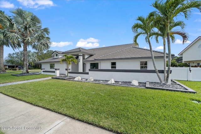 view of front of house featuring a front yard