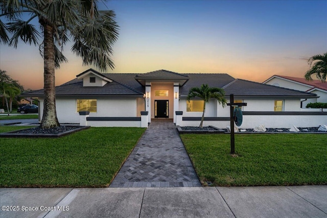 view of front of property featuring a yard