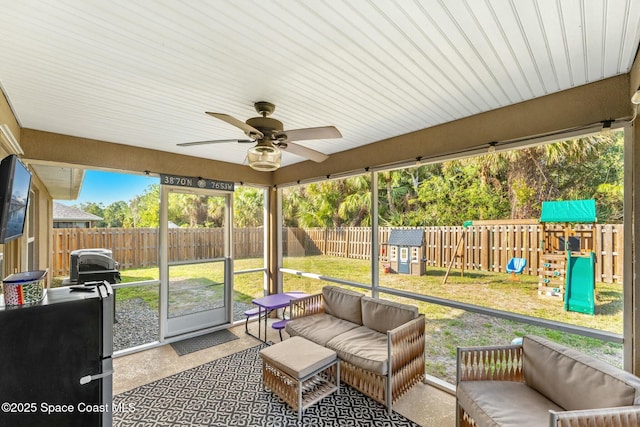 sunroom with ceiling fan