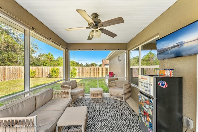 sunroom with ceiling fan