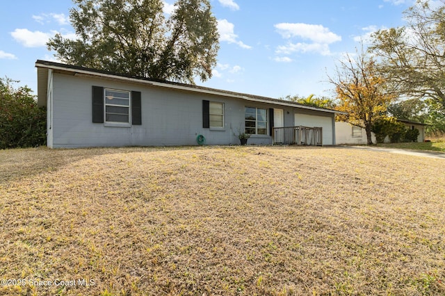 ranch-style home featuring a front lawn