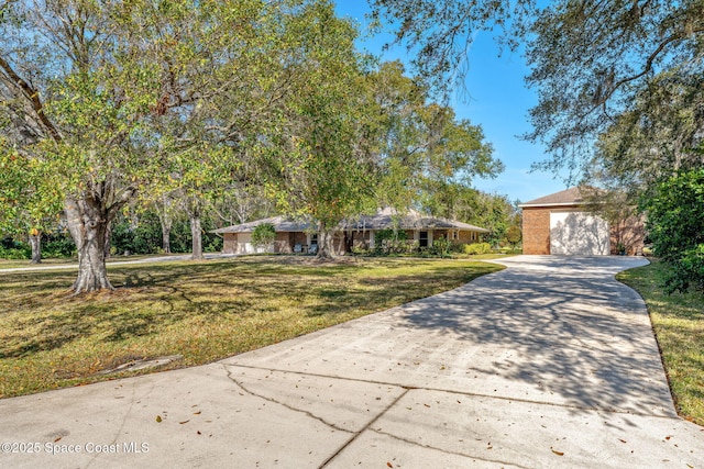 ranch-style home featuring a front lawn