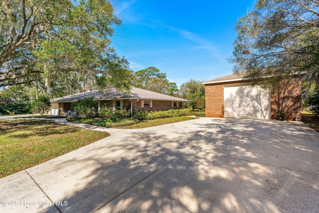 view of front of house featuring a garage and a front yard