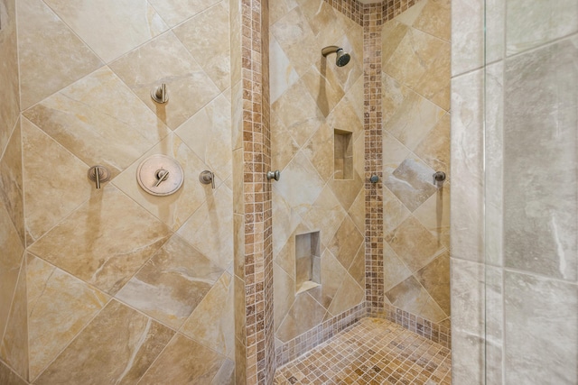 bathroom featuring a tile shower