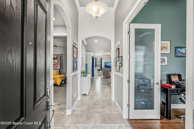 entryway featuring crown molding