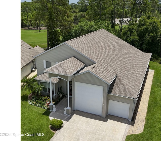 view of front of house featuring a front lawn and a garage