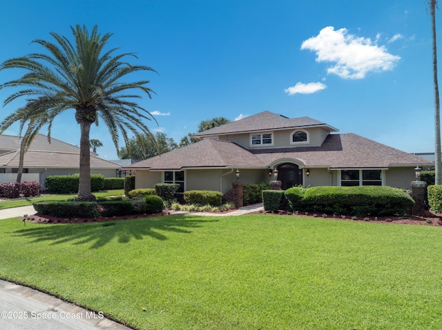 view of front of property featuring a front lawn