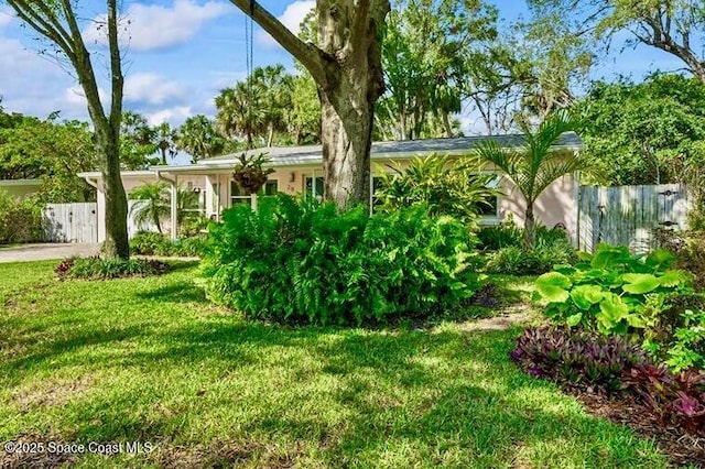 view of front of house featuring a front lawn