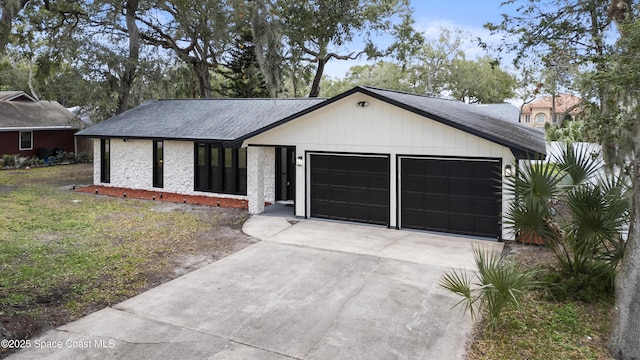 view of front facade featuring a garage