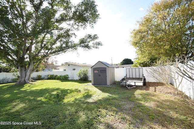 view of yard featuring a storage shed