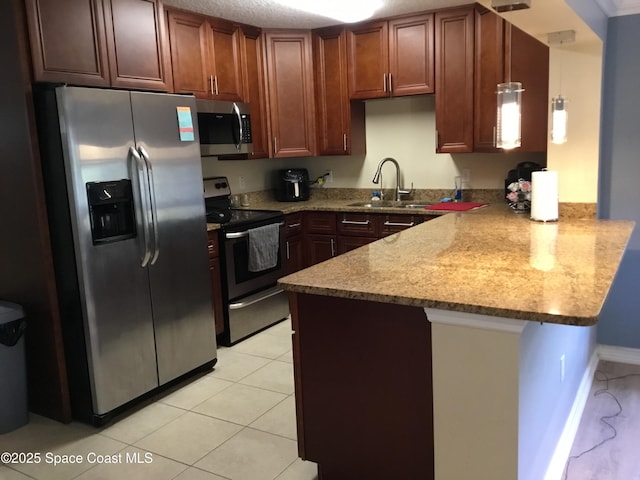 kitchen with stainless steel appliances, sink, hanging light fixtures, kitchen peninsula, and light tile patterned floors