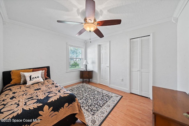 bedroom with crown molding, light hardwood / wood-style floors, ceiling fan, and a textured ceiling