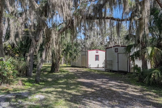 view of yard featuring a storage shed