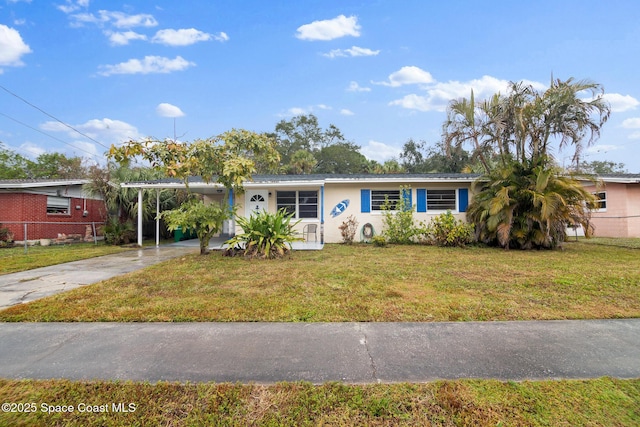 view of front of home featuring a front lawn and a carport