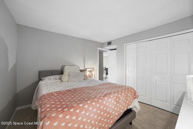 bedroom featuring carpet floors and a closet