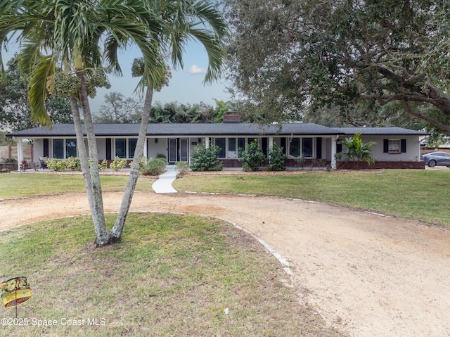 ranch-style house featuring a front yard