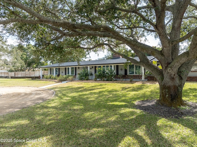 single story home with a front yard