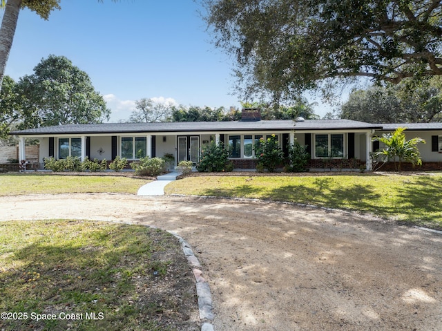 ranch-style house featuring a front lawn