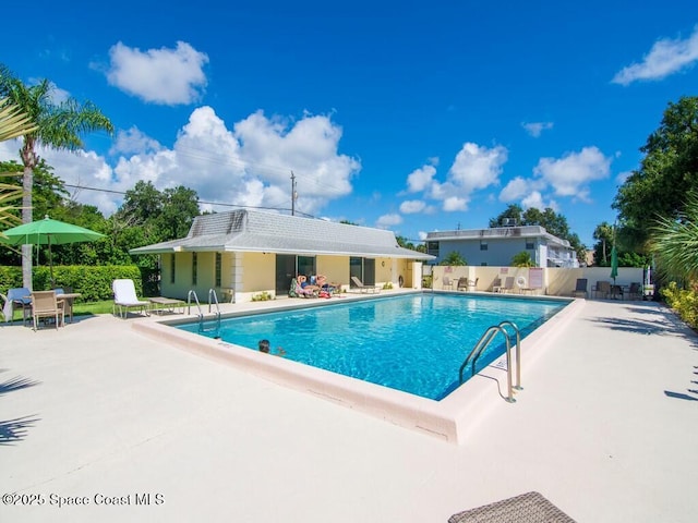 view of swimming pool featuring a patio