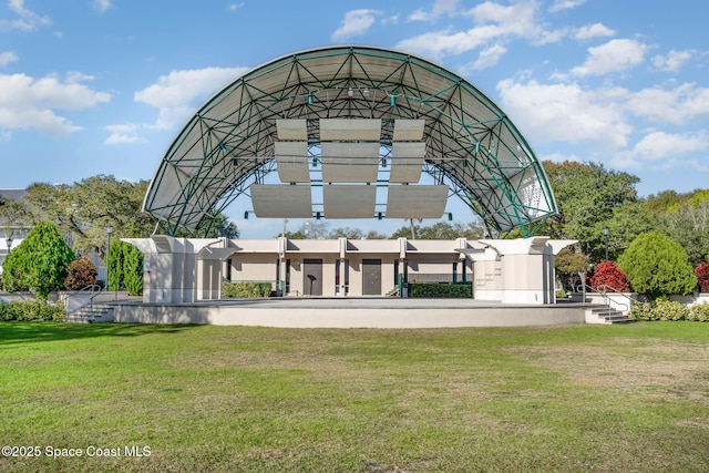 view of property's community featuring a lawn