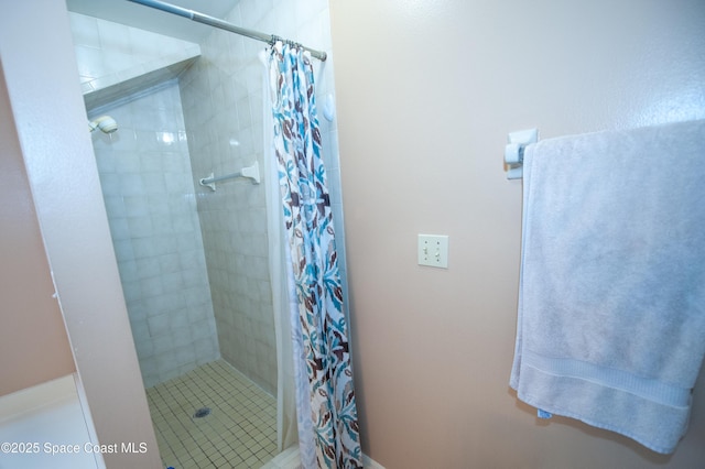 bathroom featuring a shower with curtain