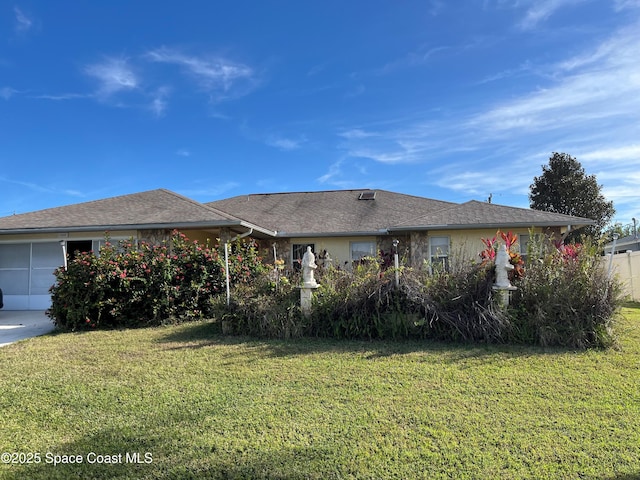 view of front of home featuring a front lawn