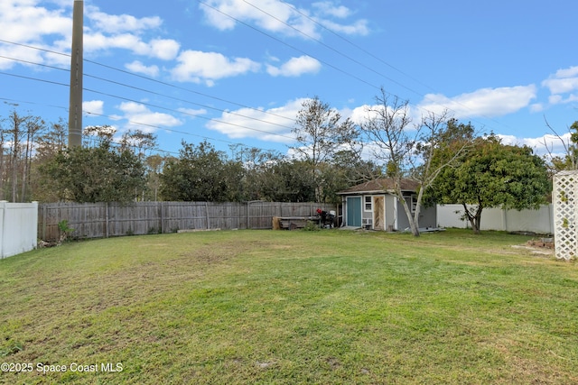 view of yard featuring an outdoor structure