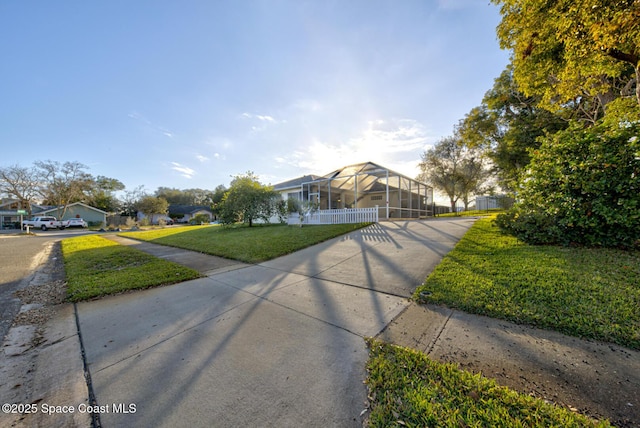 view of front of home featuring a lanai and a front lawn